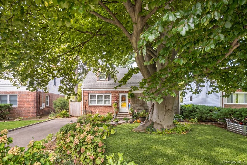 38 Middle Neck Road, Port Washington, NY 11050 — photo 2