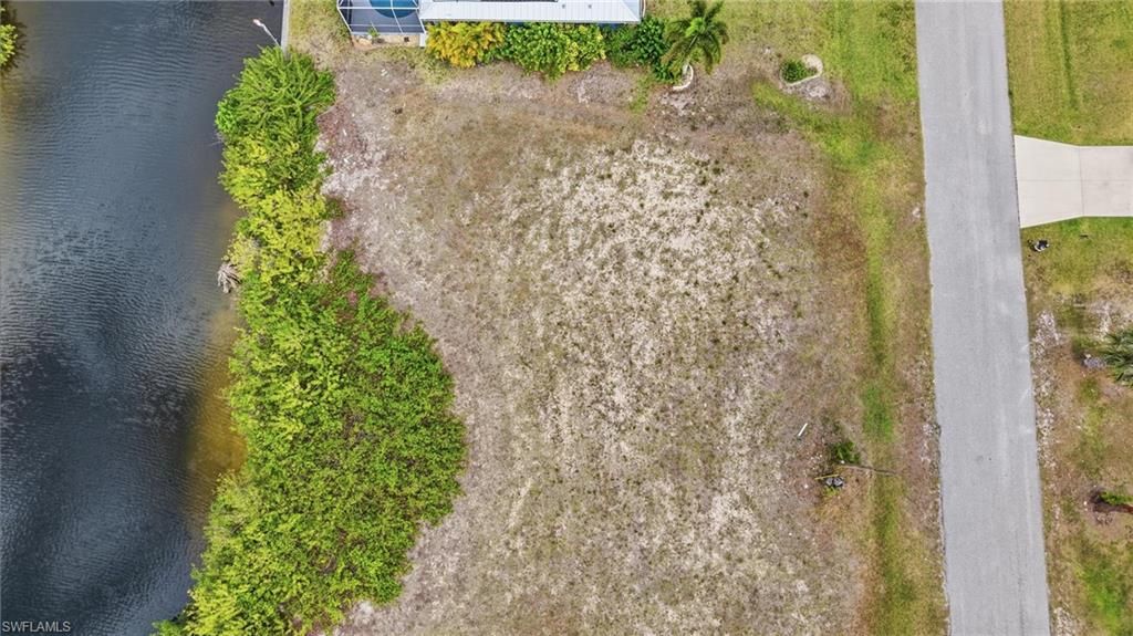 Image 10 of property listing at 400 NW 32nd PL, Cape Coral, FL 33993