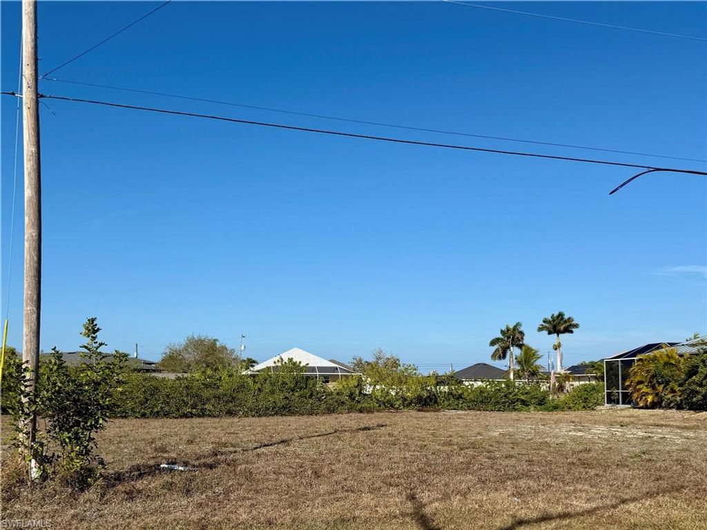 Image 12 of property listing at 400 NW 32nd PL, Cape Coral, FL 33993