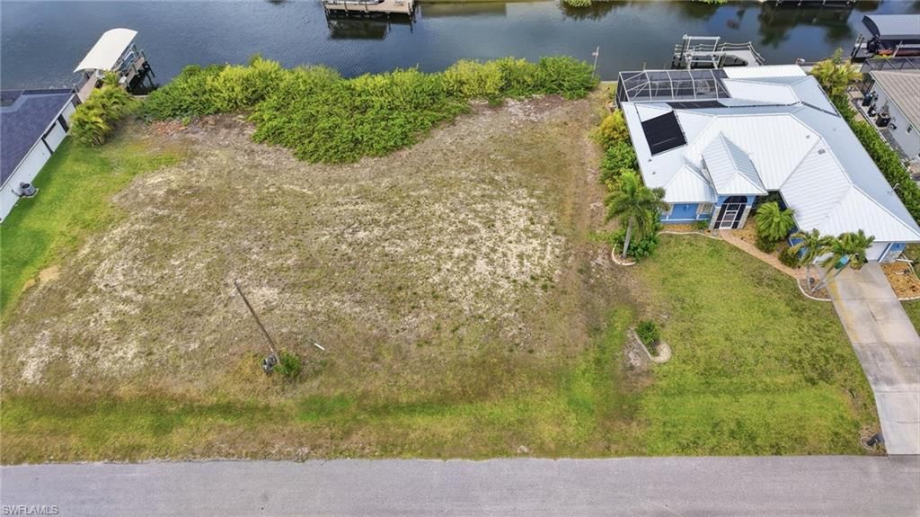 Image 13 of property listing at 400 NW 32nd PL, Cape Coral, FL 33993