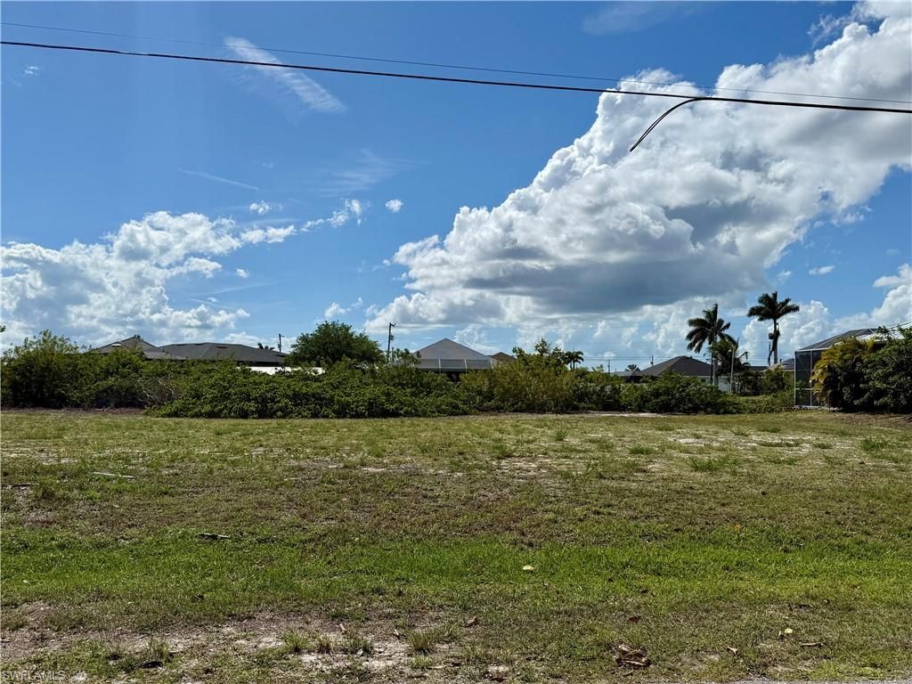 Image 2 of property listing at 400 NW 32nd PL, Cape Coral, FL 33993