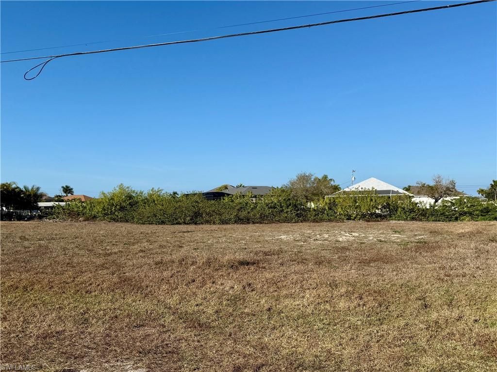 Image 4 of property listing at 400 NW 32nd PL, Cape Coral, FL 33993