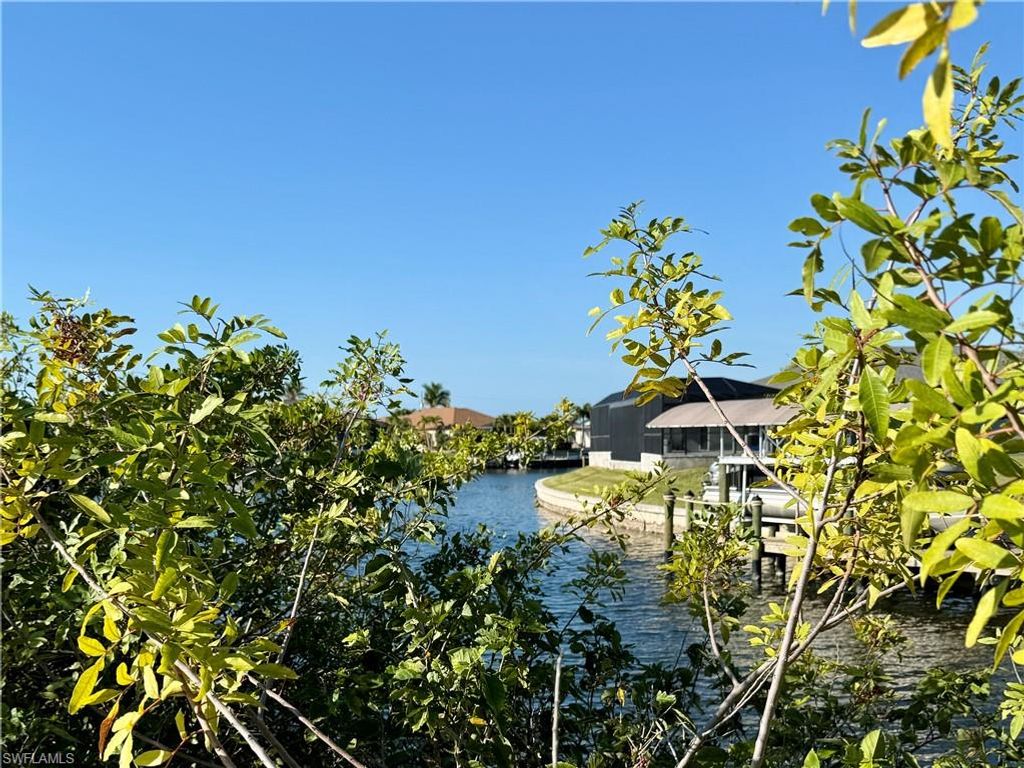 Image 6 of property listing at 400 NW 32nd PL, Cape Coral, FL 33993