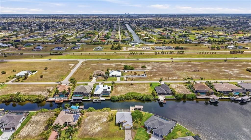 Image 7 of property listing at 400 NW 32nd PL, Cape Coral, FL 33993