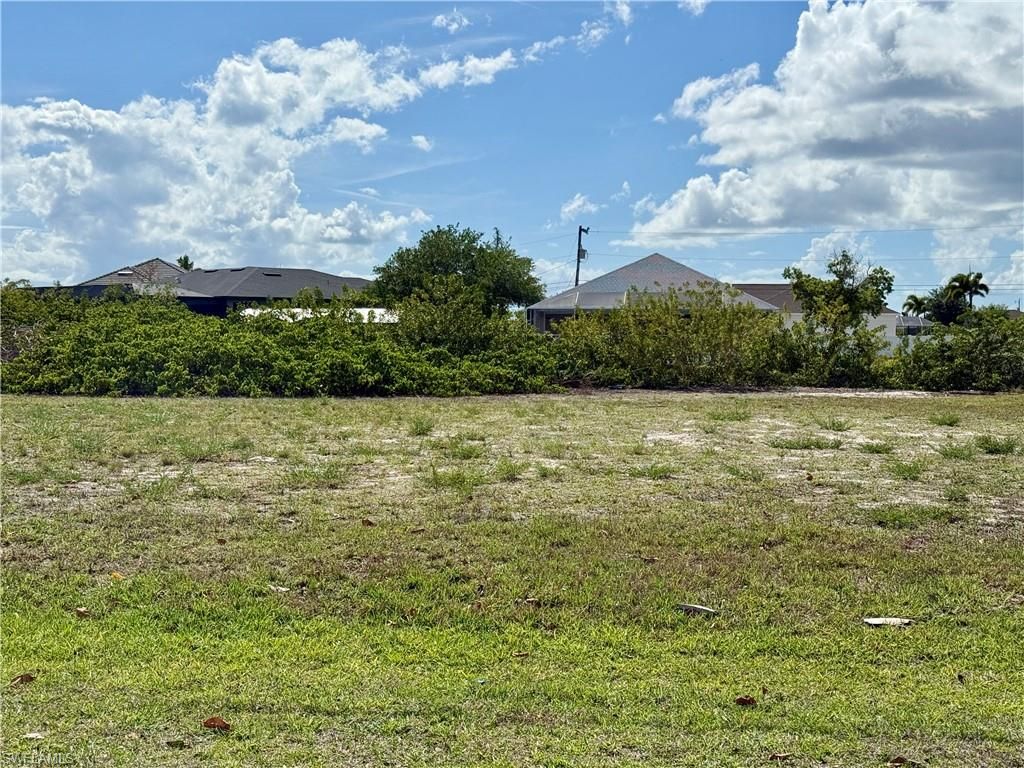 Image 8 of property listing at 400 NW 32nd PL, Cape Coral, FL 33993