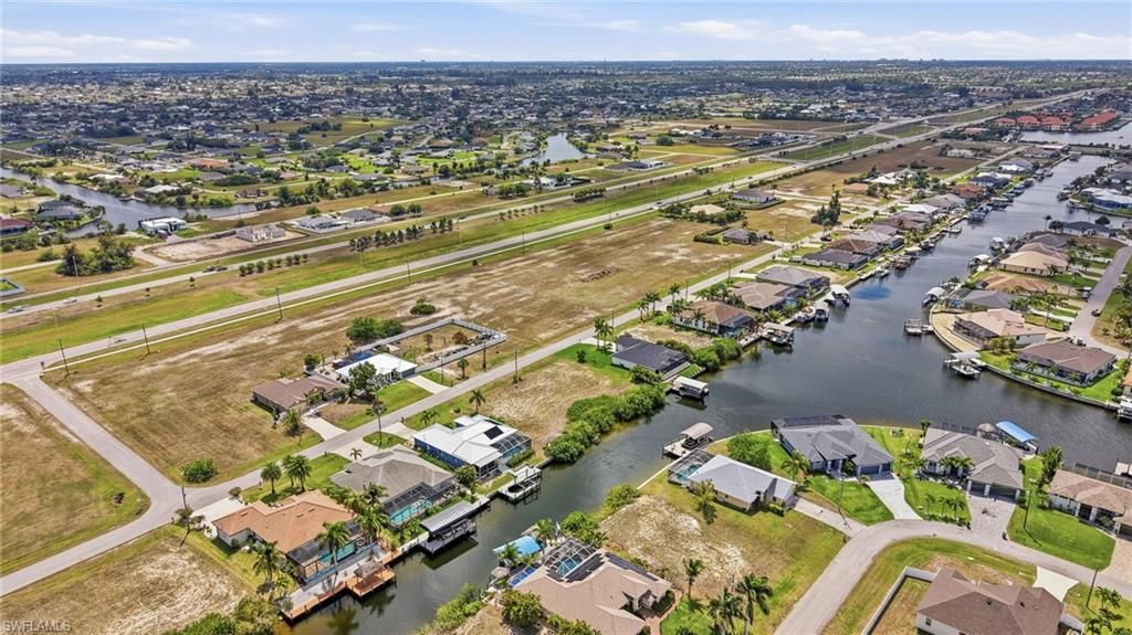 Image 9 of property listing at 400 NW 32nd PL, Cape Coral, FL 33993