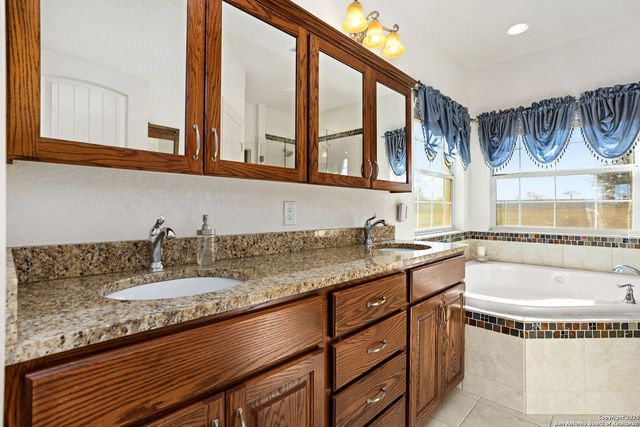 184 Scenic Hills Drive, La Vernia, TX 78121