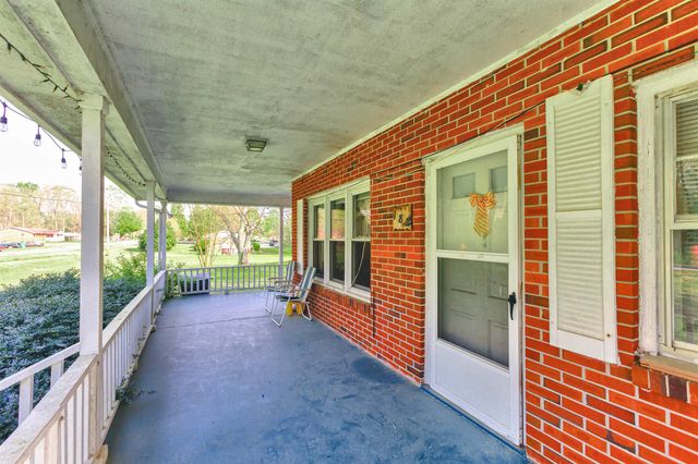 182 Garvin Lake Rd, Gaffney, SC 29340