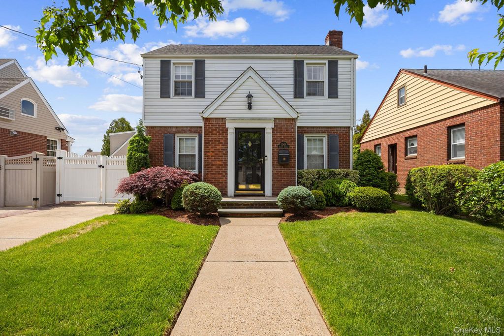 1049 Admont Avenue, Franklin Square, NY 11010