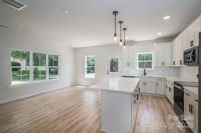 1337 20th Avenue NE, Hickory, NC 28601