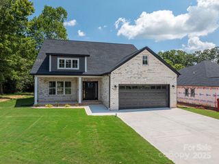 1337 20th Avenue NE, Hickory, NC 28601