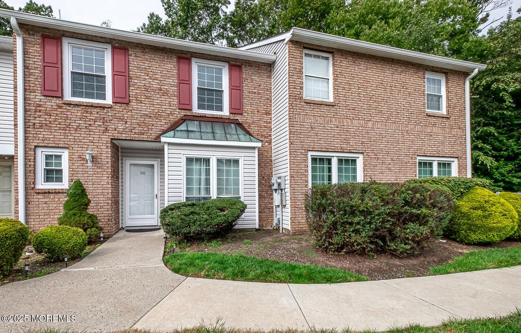 90 Foxwood Place, Morganville, NJ 07751