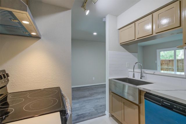 3300 Pebblebrook Drive 15, Seabrook, TX 77586