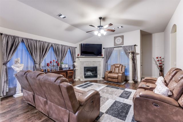 1000 Longhorn Drive, Aubrey, TX 76227