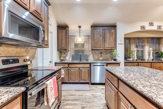 1000 Longhorn Drive, Aubrey, TX 76227