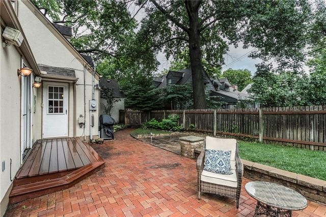 5435 Aberdeen Road, Fairway, KS 66205