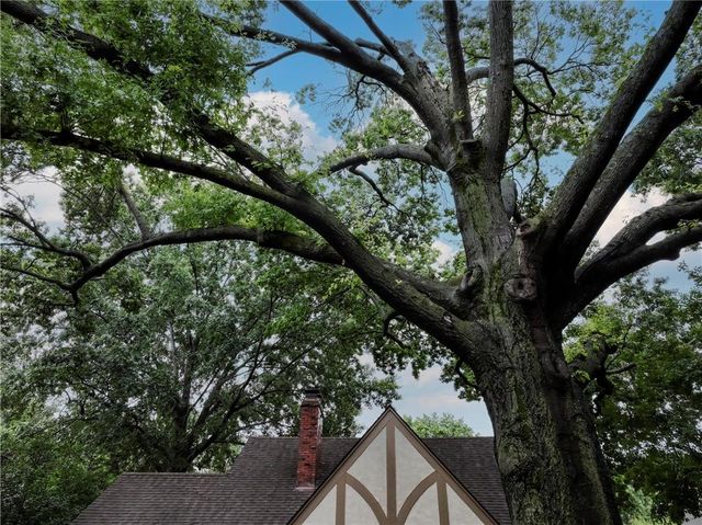 5435 Aberdeen Road, Fairway, KS 66205