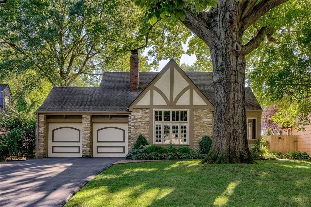 5435 Aberdeen Road, Fairway, KS 66205