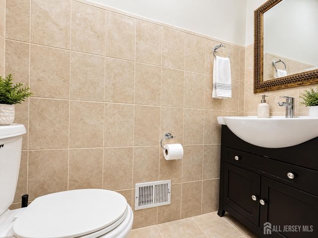 10 Snowflake Lane, Edison, NJ 08820