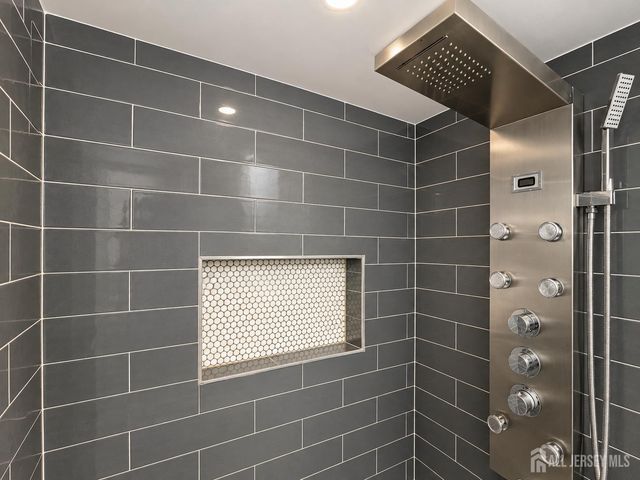 10 Snowflake Lane, Edison, NJ 08820
