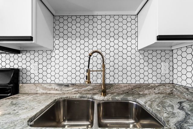 7712 3rd Street Rd, Louisville, KY 40214