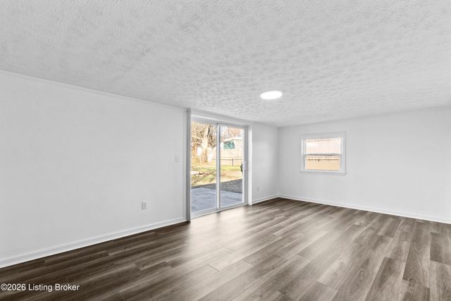 7712 3rd Street Rd, Louisville, KY 40214