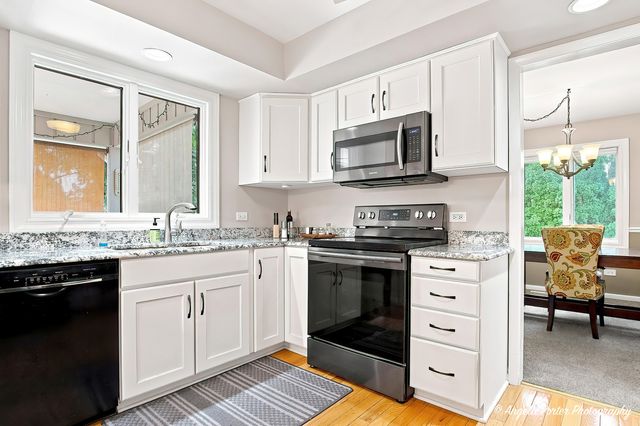 411 N Shepherd Hill Lane, Mchenry, IL 60050