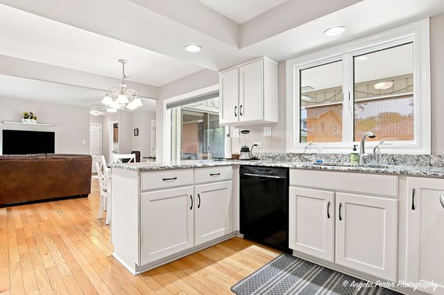 411 N Shepherd Hill Lane, Mchenry, IL 60050