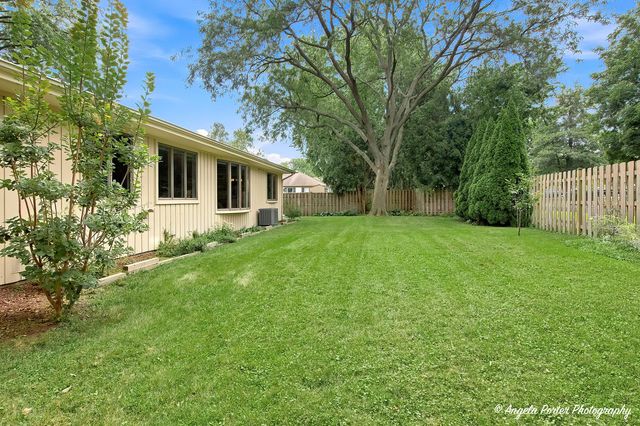 411 N Shepherd Hill Lane, Mchenry, IL 60050