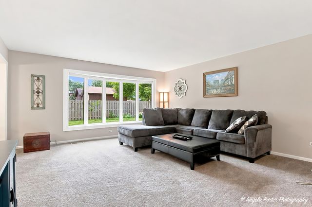 411 N Shepherd Hill Lane, Mchenry, IL 60050