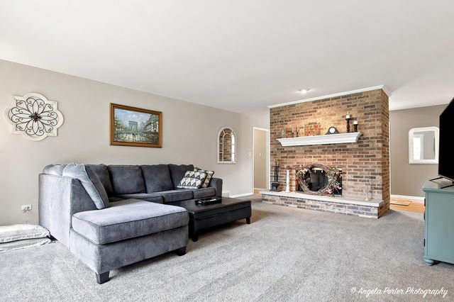 411 N Shepherd Hill Lane, Mchenry, IL 60050