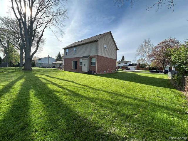 23507 King Drive, Clinton Township, MI 48035