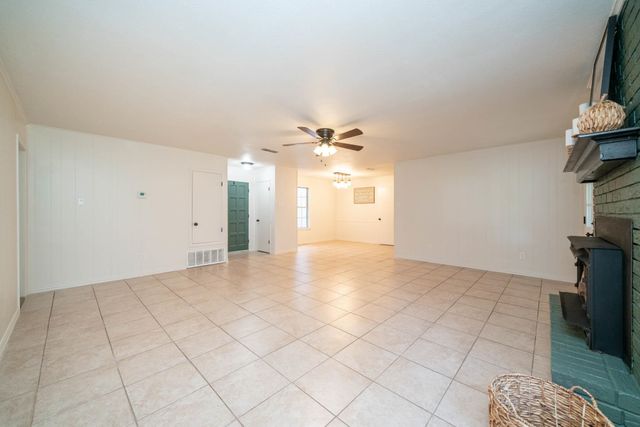 1015 Melinda Dr, Tatum, TX 75691