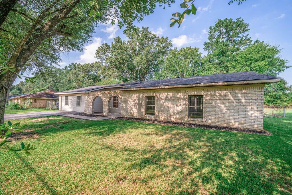 1015 Melinda Dr, Tatum, TX 75691