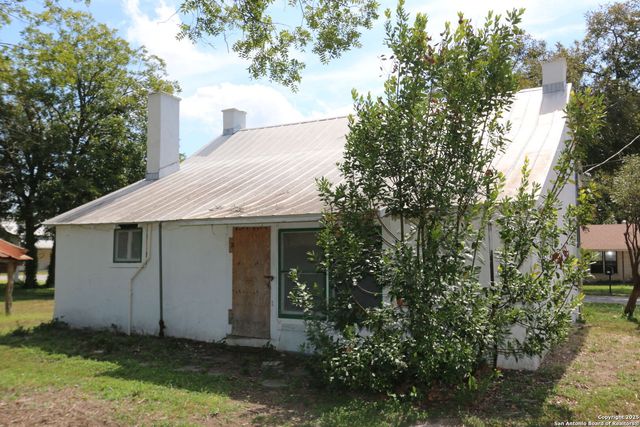 905 Lisbon, Castroville, TX 78009