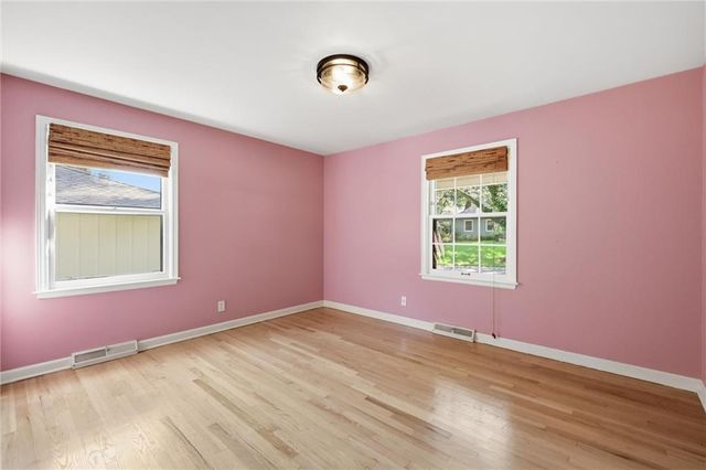 8705 Belleview Avenue, Kansas City, MO 64114