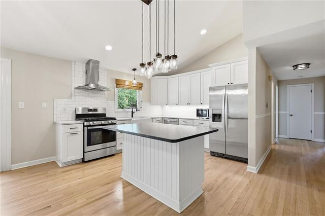 8705 Belleview Avenue, Kansas City, MO 64114