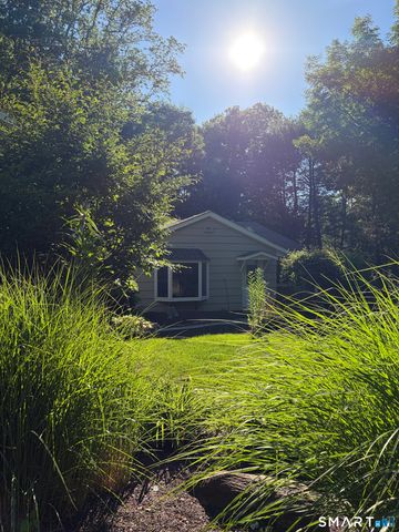 39 Cottage Street, Monroe, CT 06468