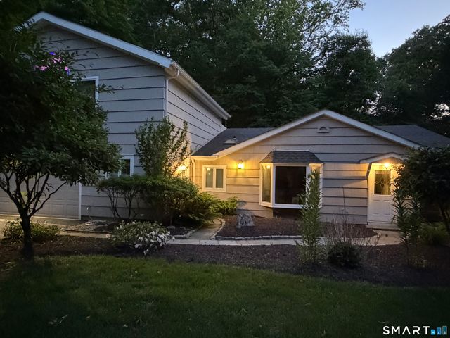 39 Cottage Street, Monroe, CT 06468