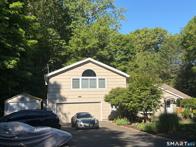 39 Cottage Street, Monroe, CT 06468