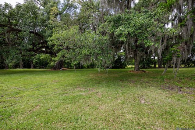 10101 La Hwy 22, St Amant, LA 70774