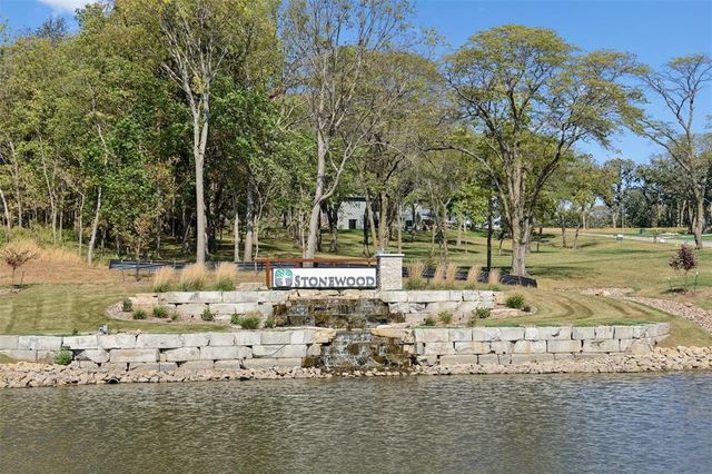 1557 Stonewood Drive, West Des Moines, IA 50266