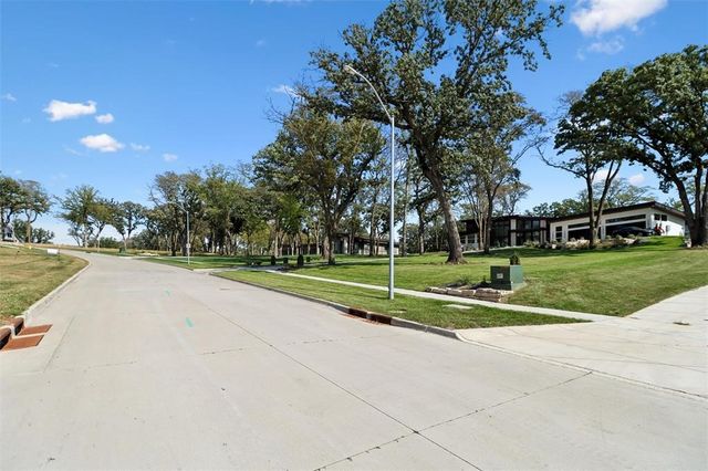 1557 Stonewood Drive, West Des Moines, IA 50266