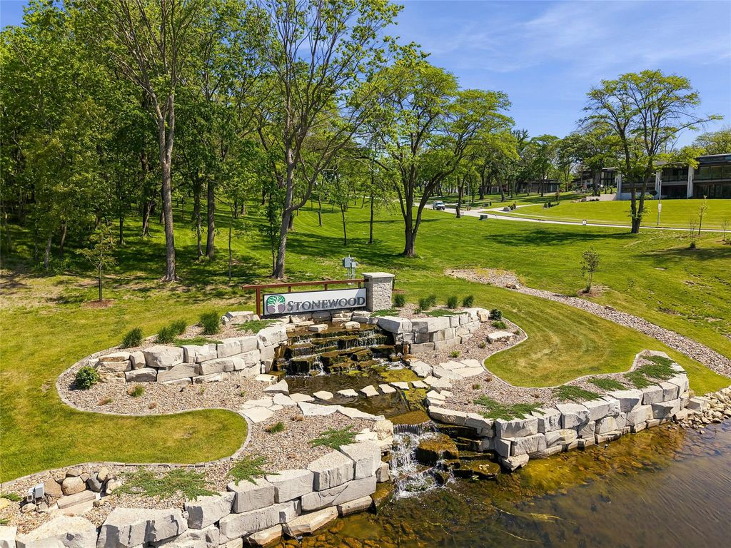 1557 Stonewood Drive, West Des Moines, IA 50266