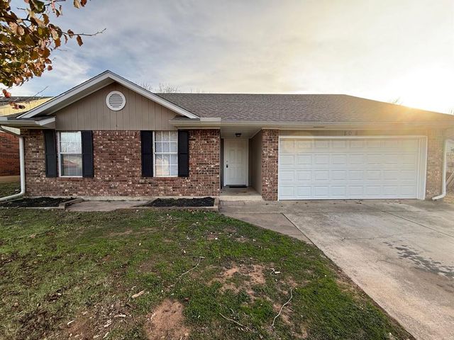 808 W Elder Drive, Mustang, OK 73064