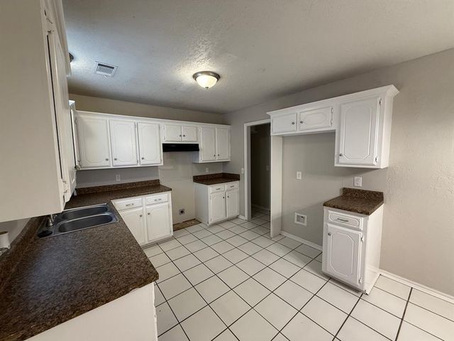 808 W Elder Drive, Mustang, OK 73064