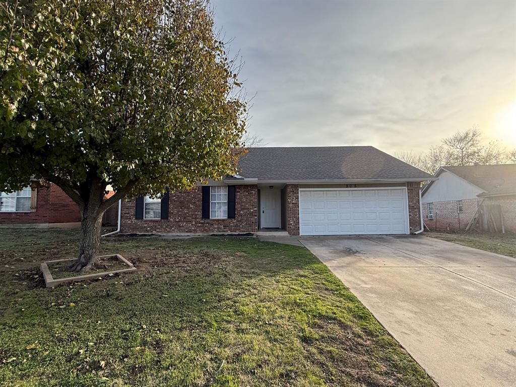 808 W Elder Drive, Mustang, OK 73064