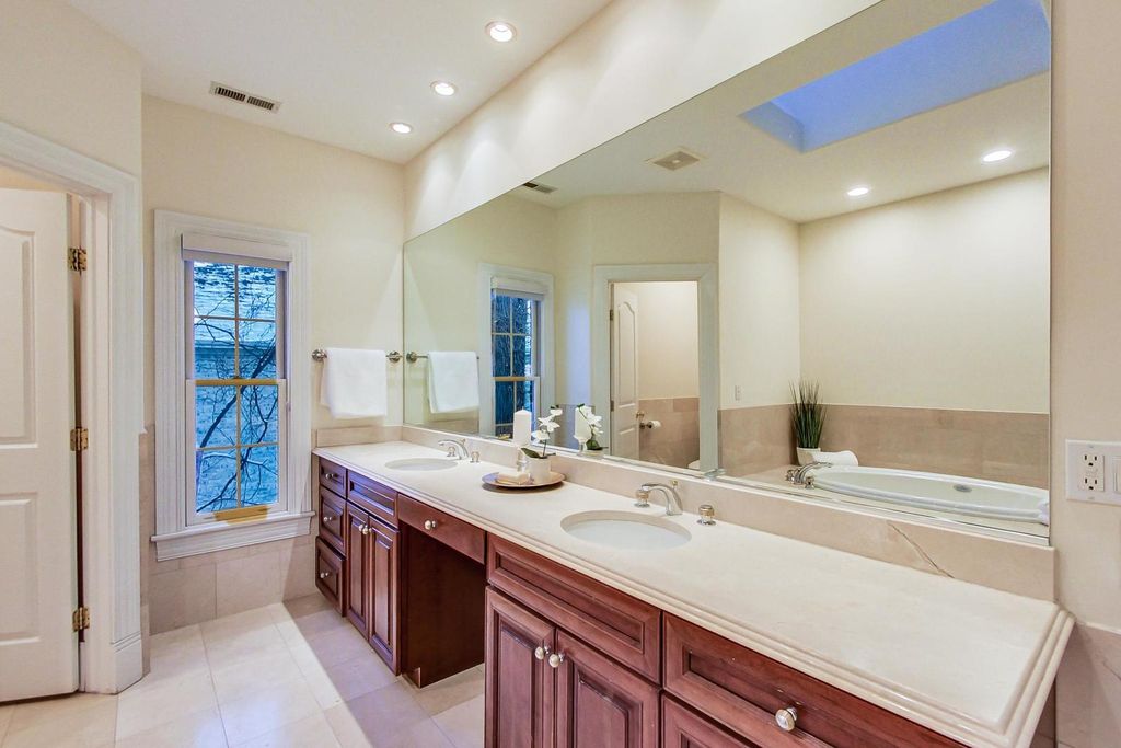 Image 26 of property listing at 430 South Avenue, Glencoe, IL 60022