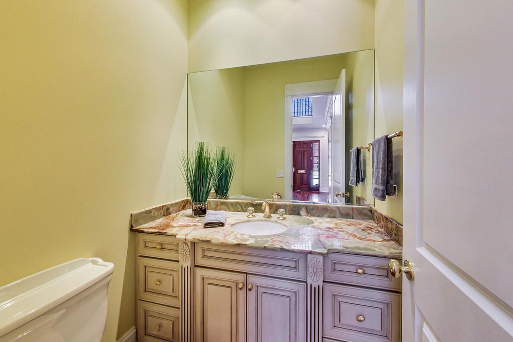 Image 9 of property listing at 430 South Avenue, Glencoe, IL 60022