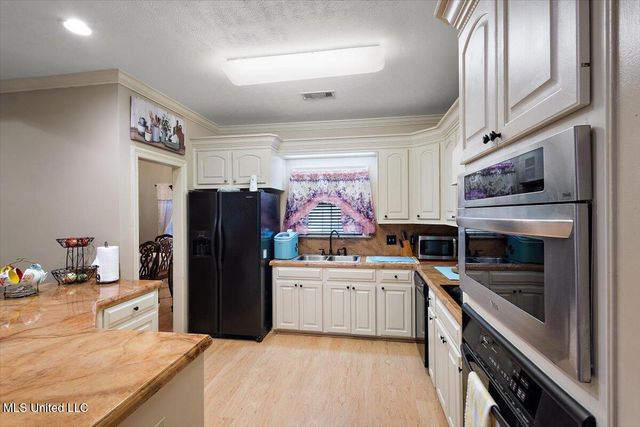 724 Forest Woods Drive, Byram, MS 39272